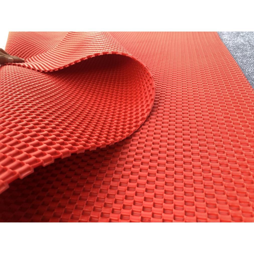 Thảm Nhựa 3D Chống Trơn Trượt Và Trải Sàn Ô Tô có thiết kế là các đường hoa văn lồi lõm chạy dọc thân thảm, mục đích là tạo ma sát để chống trơn cũng như giúp công việc vệ sinh dễ dàng hơn