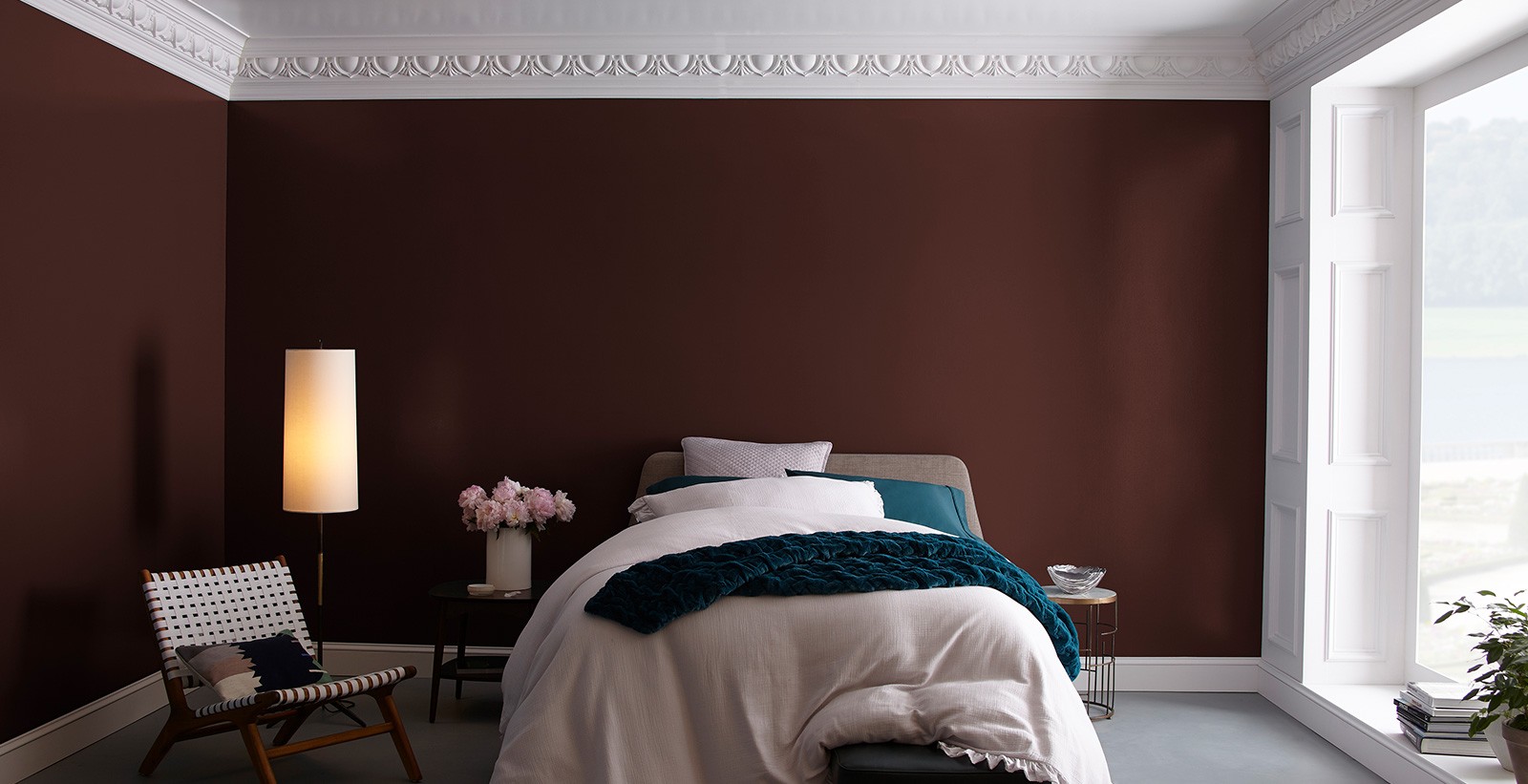 Màu sơn phòng ngủ đẹp nổi bật với sắc đỏ đô quyến rủ
