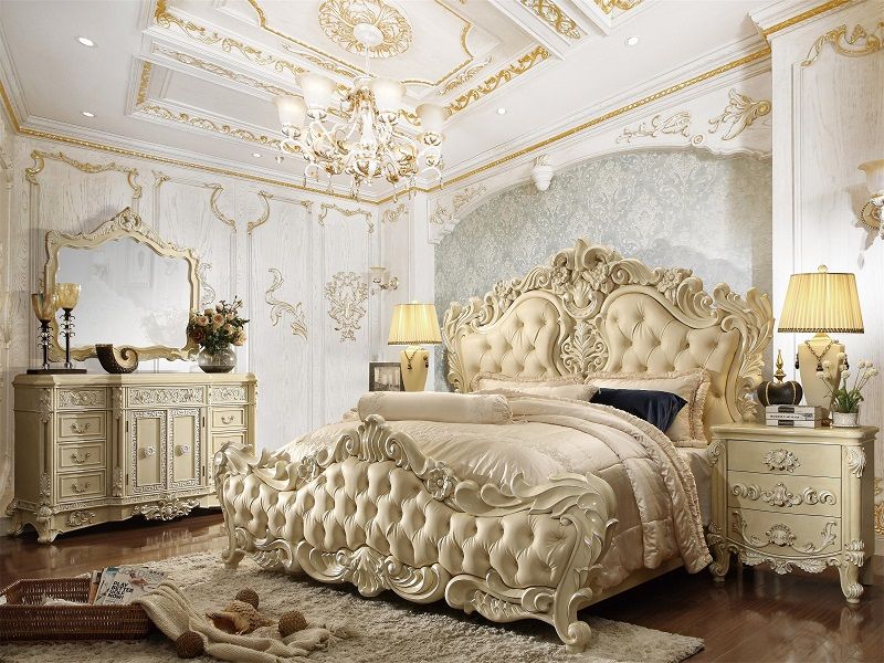 Phòng ngủ phong cách cổ điển luôn nổi bật bởi hệ thống phào chỉ mạ vàng hào nhoáng, đẳng cấp