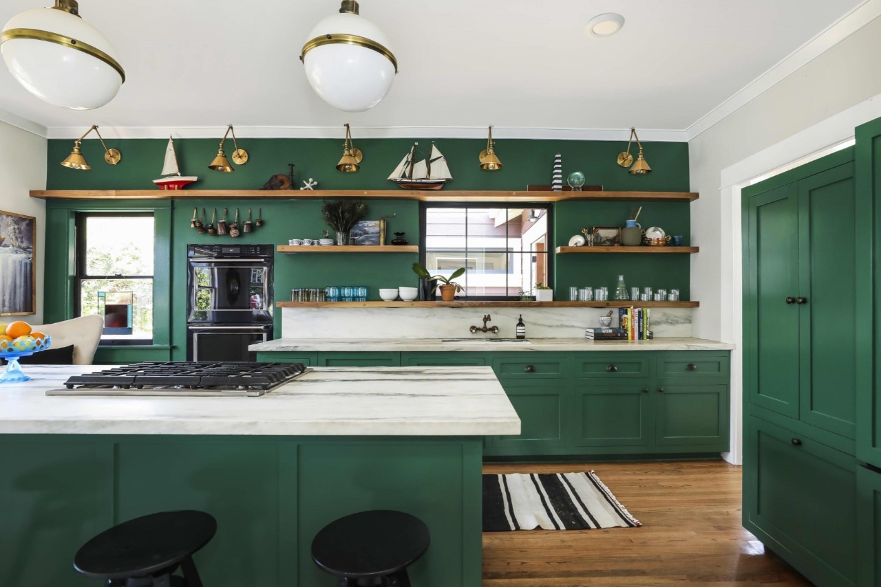 Tủ bếp màu xanh lục có nhiều kệ trang trí decor xinh xắn