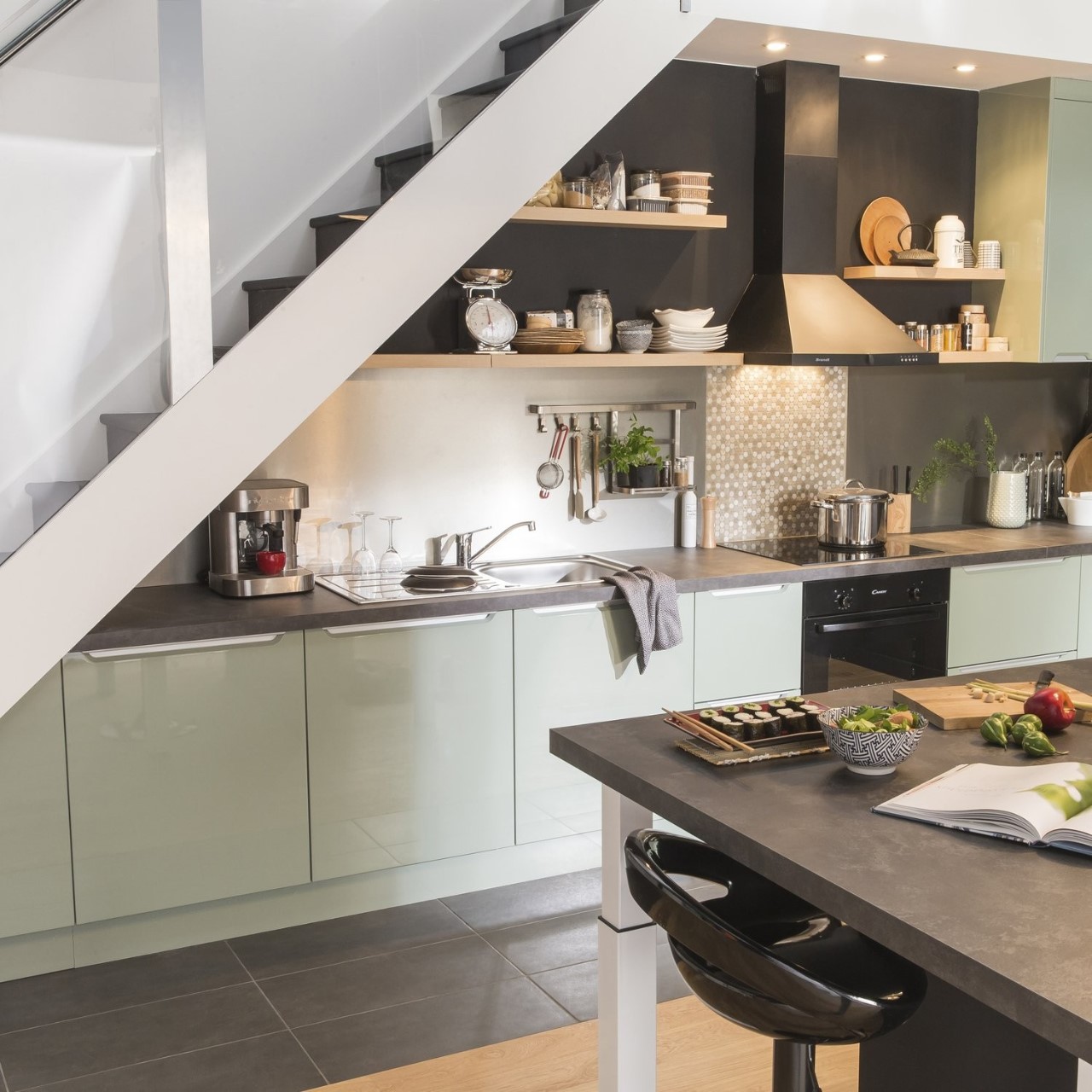 Thiết kế tủ bếp màu xanh nhã nhặn với nhiều ngăn kệ đựng vật dụng nhà bếp tiện nghi