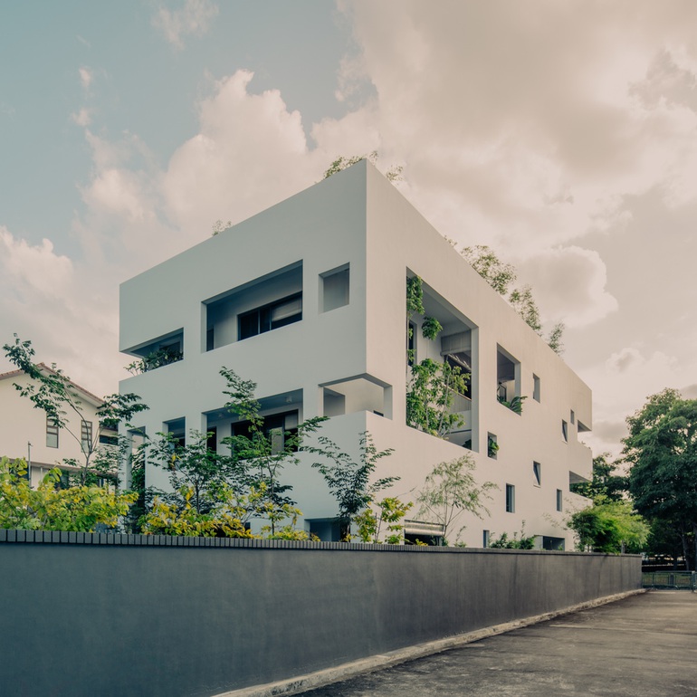 Ngôi nhà hai da ở Singapore với vườn cây trên, nước trong nhà - 1