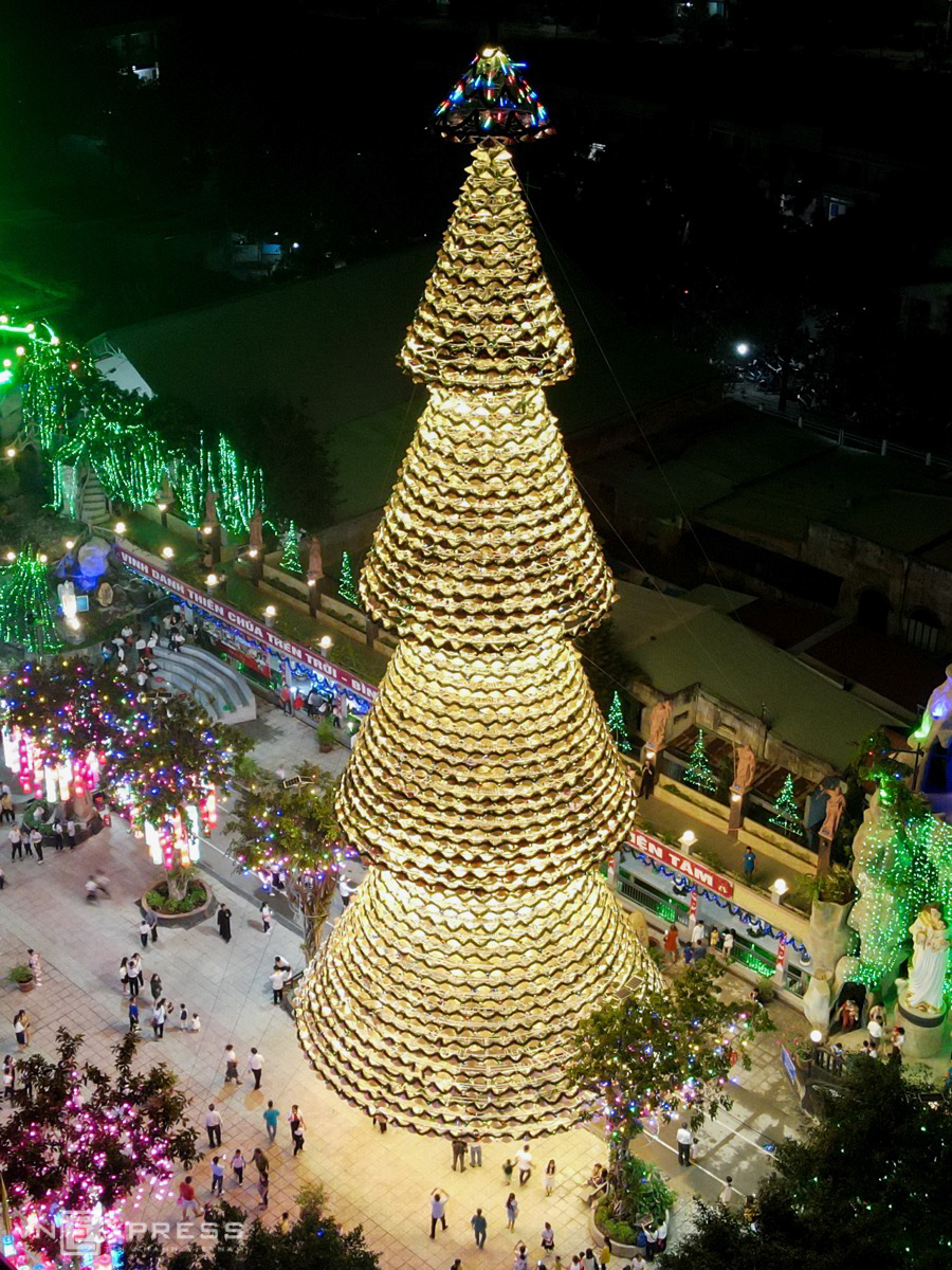 Dịp lễ 2021, cùng ngắm nhìn lại 5 cây thông lớn nhất Việt Nam qua các mùa Noel - Ảnh 2.