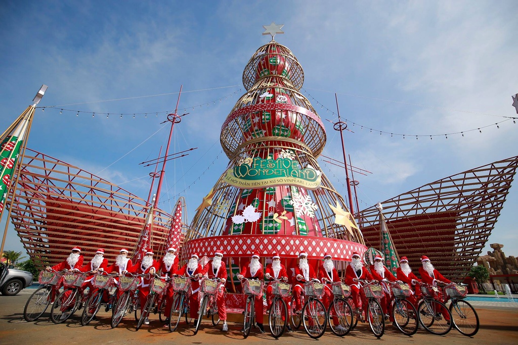 Dịp lễ 2021, cùng ngắm nhìn lại 5 cây thông lớn nhất Việt Nam qua các mùa Noel - Ảnh 6.