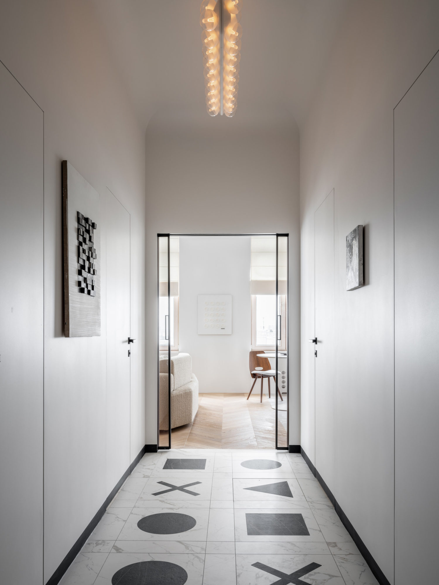 Chỉ dùng 2 màu đen - trắng nhưng căn hộ nhỏ 74 mét vuông sở hữu vẻ đẹp độc đáo, đầy nghệ thuật - Ảnh 3.