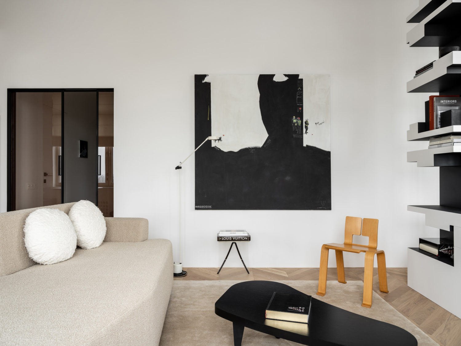Chỉ dùng 2 màu đen - trắng nhưng căn hộ nhỏ 74 mét vuông sở hữu vẻ đẹp độc đáo, đầy nghệ thuật - Ảnh 1.