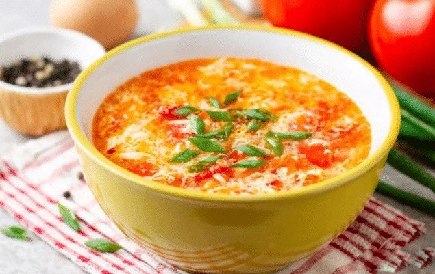 Nấu canh cà chua trứng đừng cho nước thường, đây mới là thứ nước khiến món canh ngon ngọt - Ảnh 1.