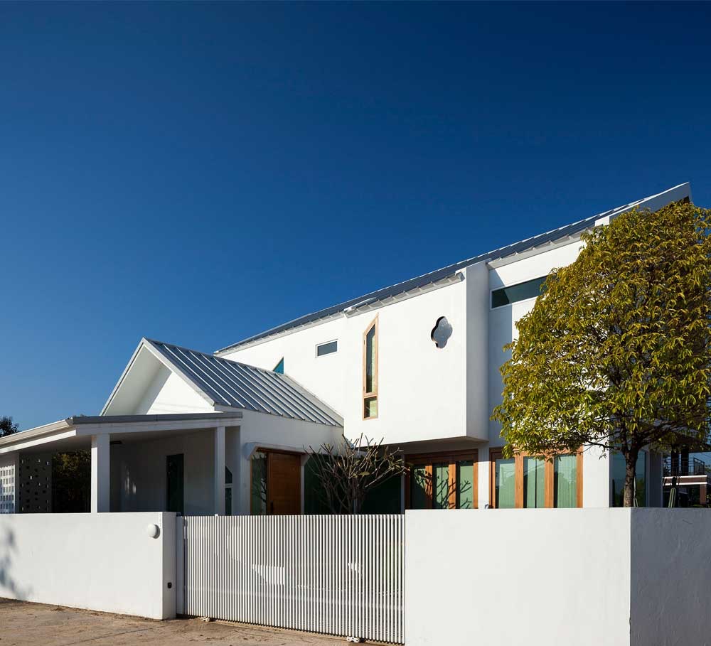 Ngôi nhà được thiết kế theo phong cách tối giản với những bức tường kính nhìn ra cánh đồng lúa tuyệt đẹp - Ảnh 2.