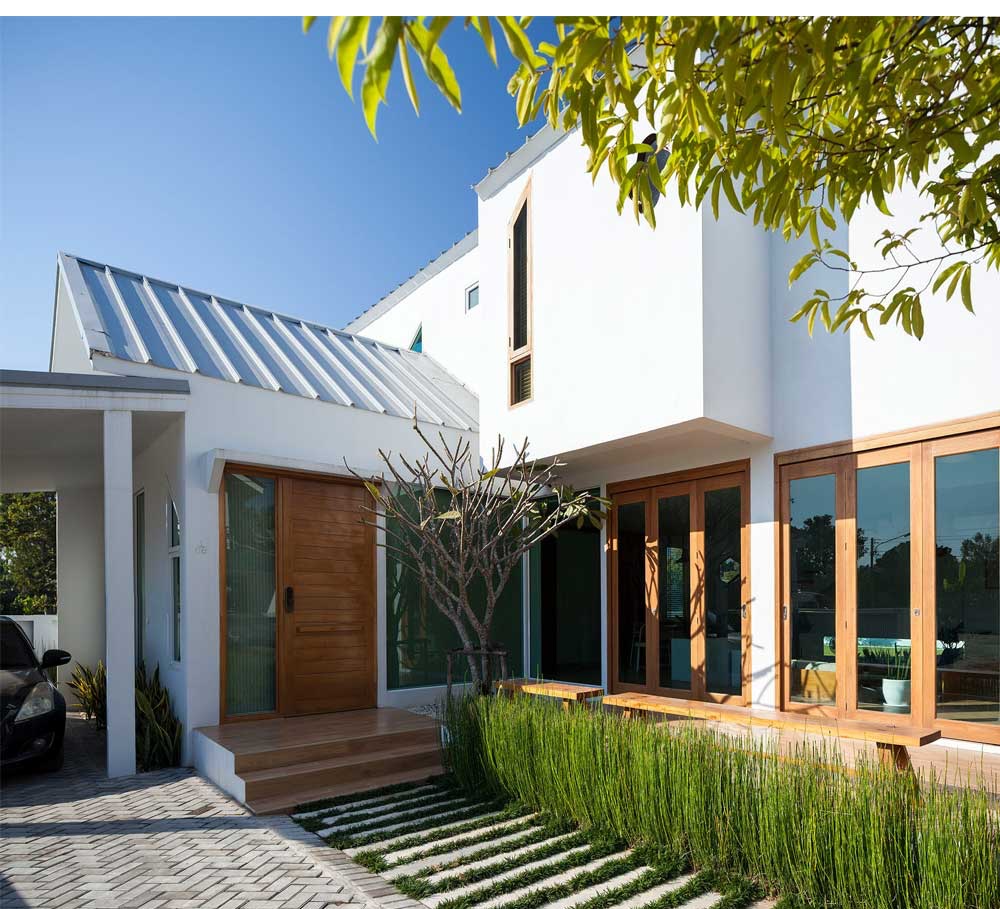 Ngôi nhà được thiết kế theo phong cách tối giản với những bức tường kính nhìn ra cánh đồng lúa tuyệt đẹp - Ảnh 3.