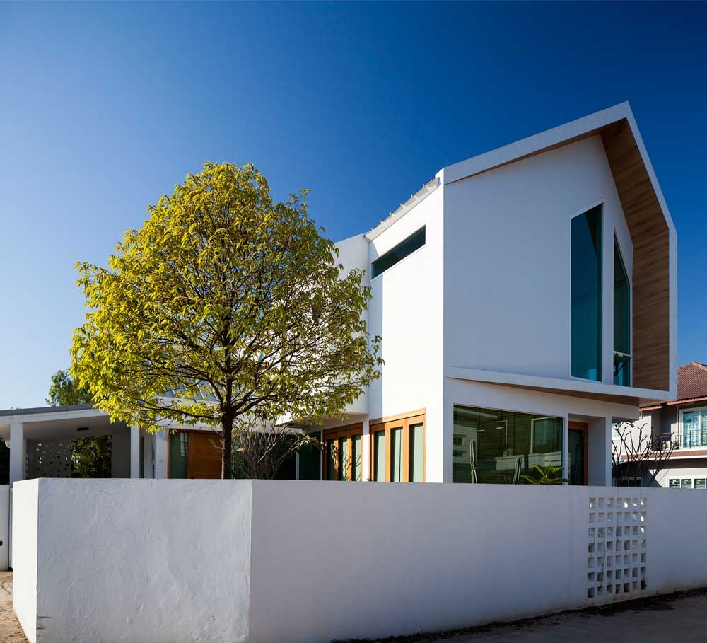 Ngôi nhà được thiết kế theo phong cách tối giản với những bức tường kính nhìn ra cánh đồng lúa tuyệt đẹp - Ảnh 1.