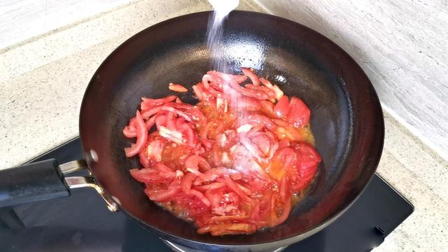 Nấu canh cà chua trứng đừng cho nước thường, đây mới là thứ nước khiến món canh ngon ngọt - Ảnh 3.