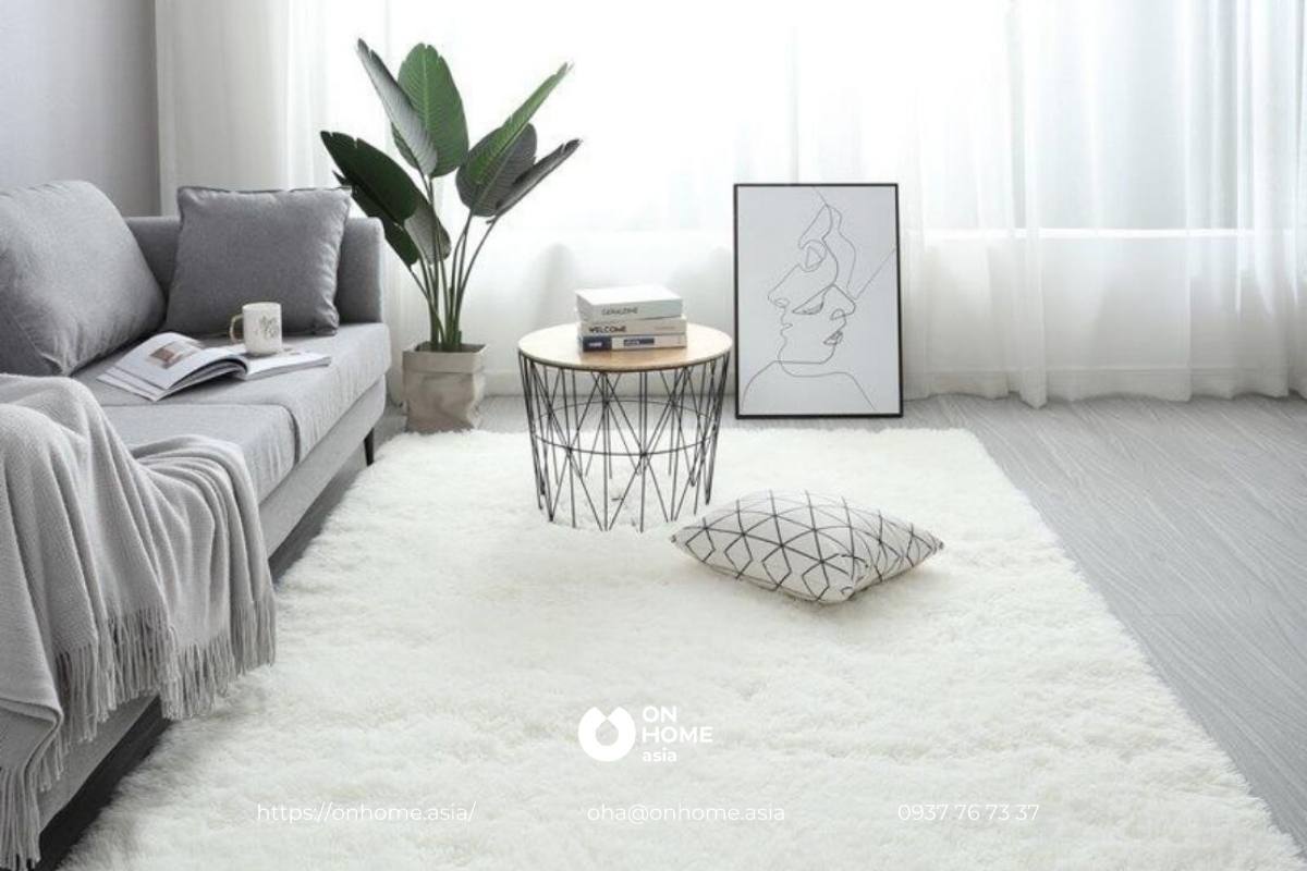 Thảm lông màu trắng trải sàn phòng khách